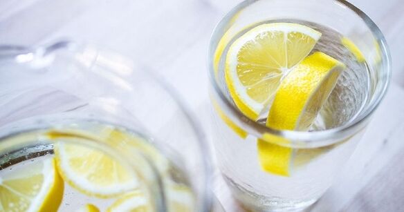 在水中加入柠檬汁可以更容易地坚持水饮食。