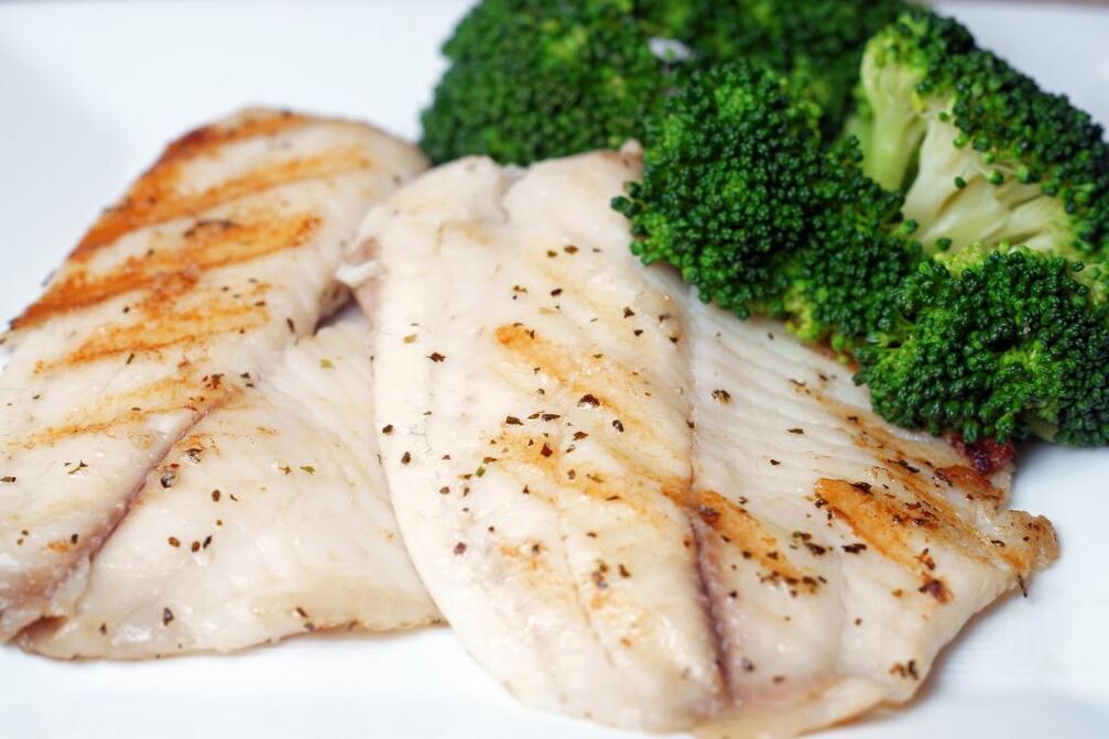 烤鱼或煮鱼是 Osama Hamdiy 饮食菜单中的一道丰富菜肴