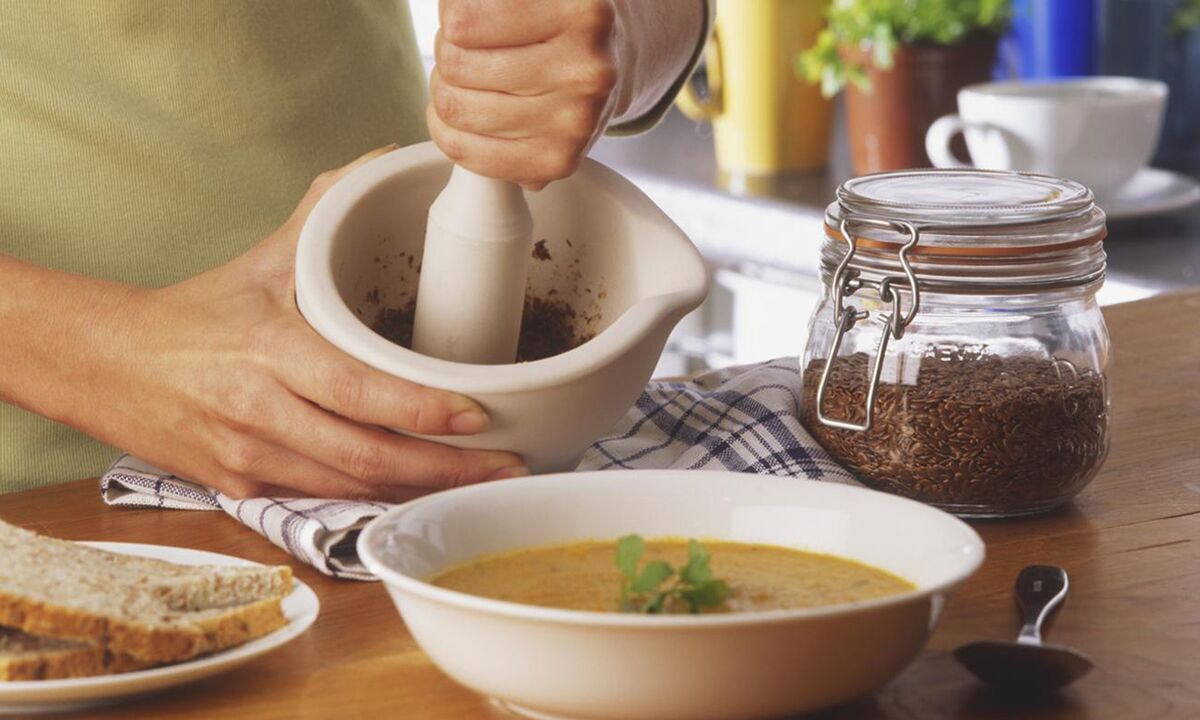 将亚麻籽加入汤中以改善肠道功能