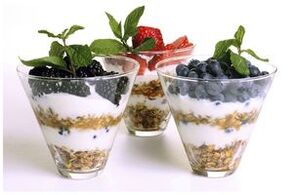 燕麦片配酸奶和浆果，以提供适当的营养和减肥