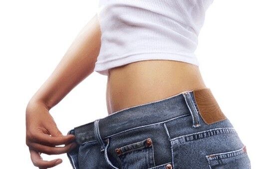 女孩服用利尿剂后体重减轻